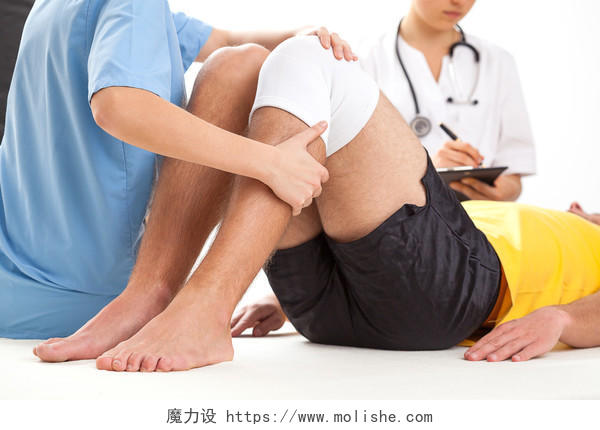 医生理疗师检查扭伤膝盖的病人